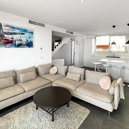 4 Bedroom Gorgeous In Fuengirola בית נופש מיחאס